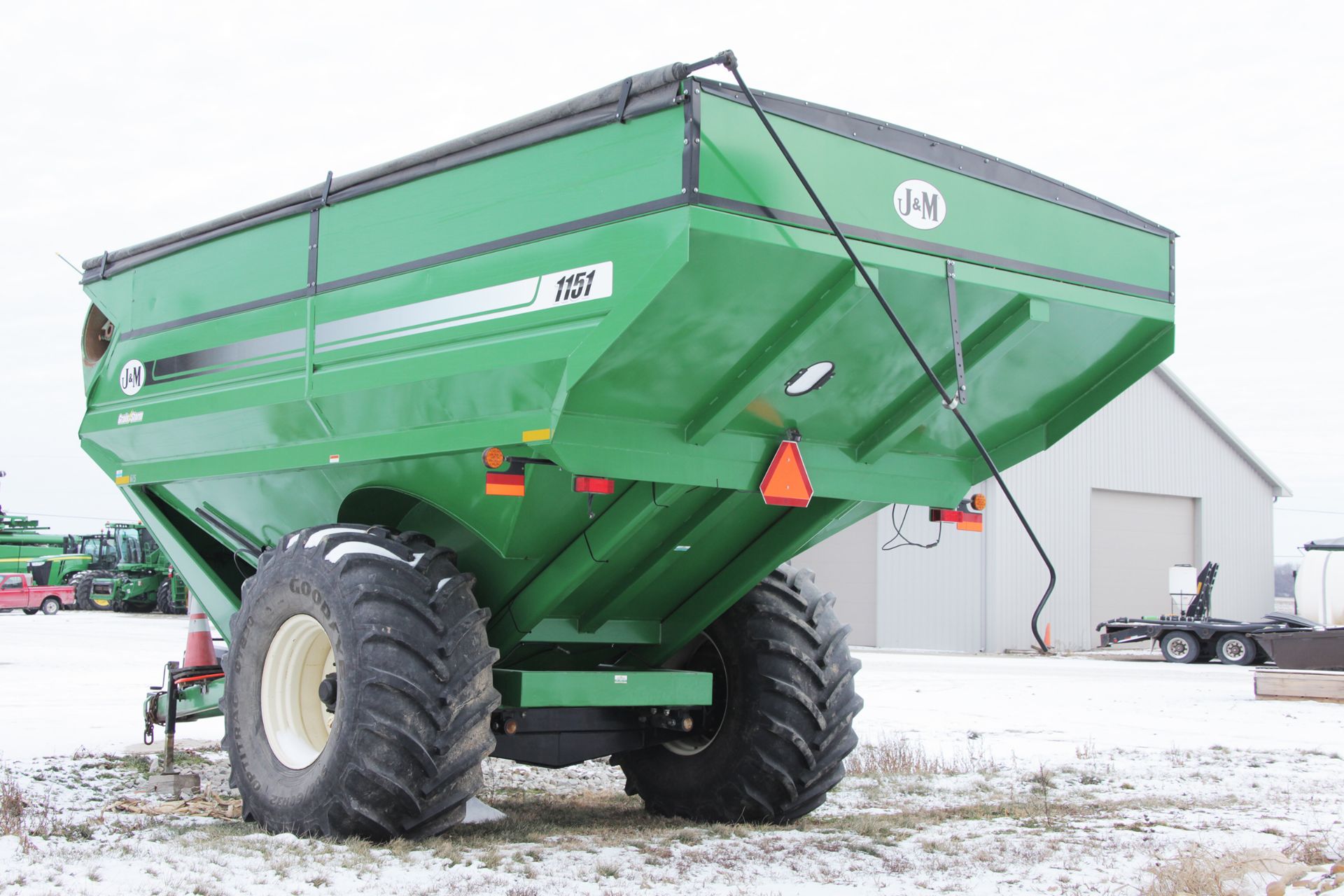 J & M Grain Cart (2012) - 1204503 - J & M 1151 Grain Storm grain cart, scales, roll tarp, hyd. - Image 2 of 4