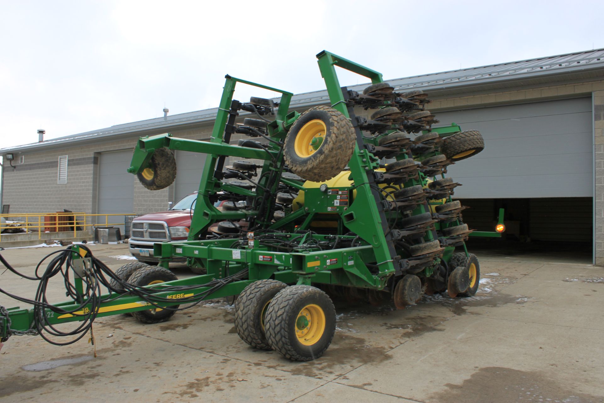 John Deere 1990CCS Air Seeder 30' (2012) - 1A811990DCBF 745169 - 30 ' air seeder, 7.5" or 15" row