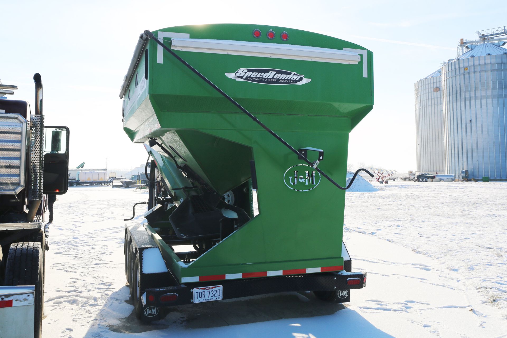 J & M Seed Tender (2013) - 1J9BB2332DF297523 - J & M 375 seed tender, dual hopper compartments, - Image 4 of 7