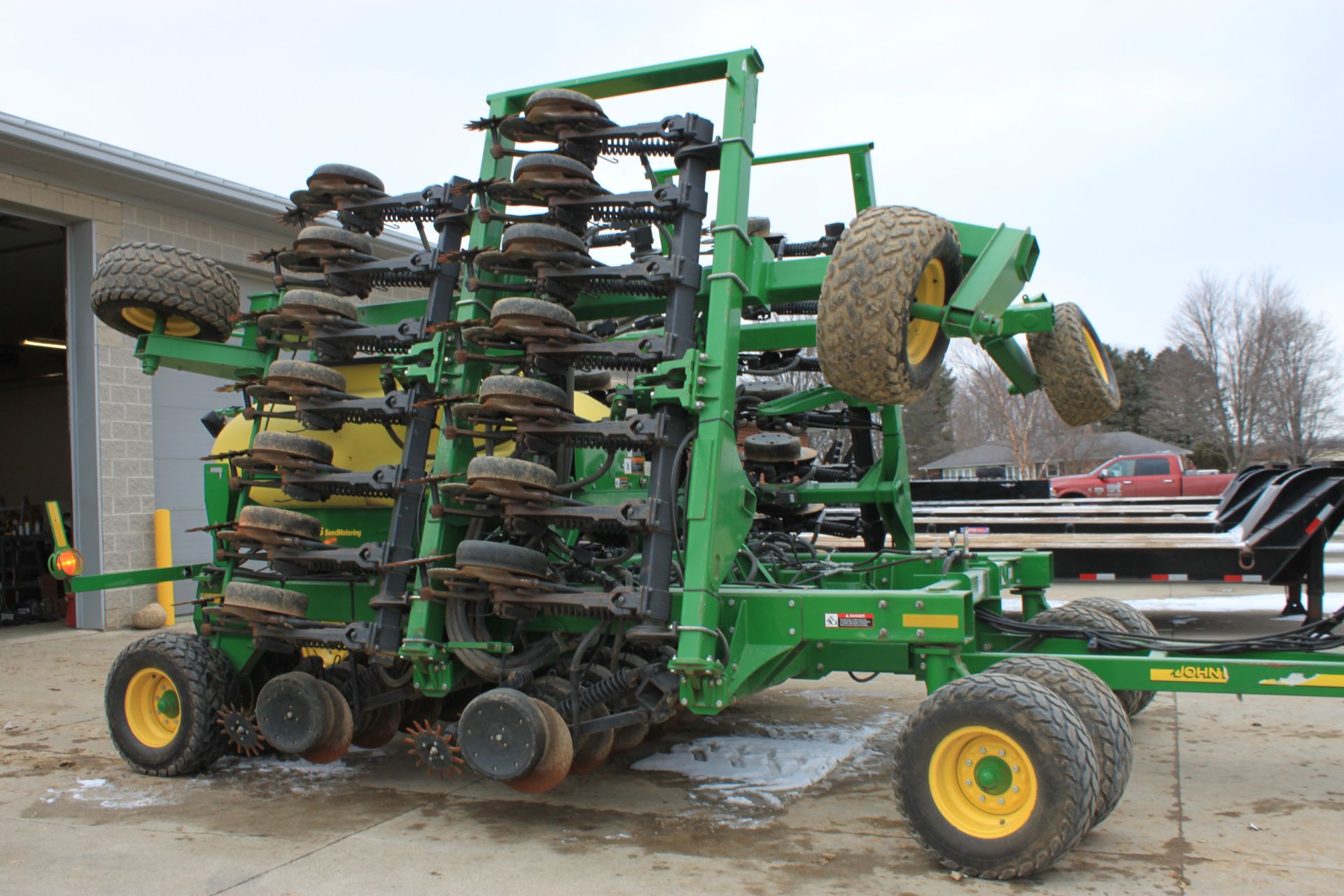 John Deere 1990CCS Air Seeder 30' (2012) - 1A811990DCBF 745169 - 30 ' air seeder, 7.5" or 15" row - Image 6 of 8