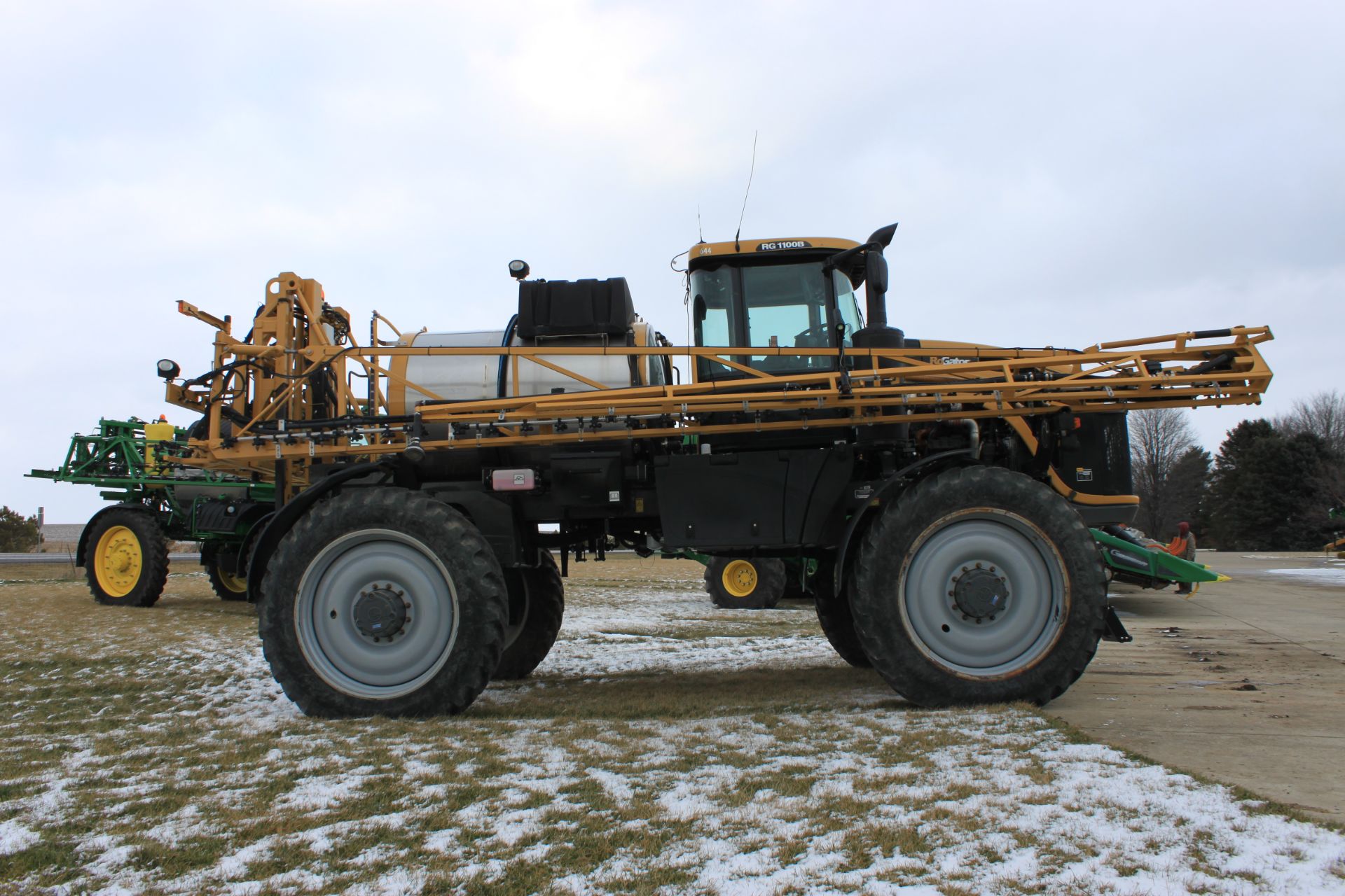 Rogator Sprayer 1100B (2014) - A1100LFNSL1049 - 622 hours, 315 hp, 1100 gallon liquid system( - Image 6 of 12