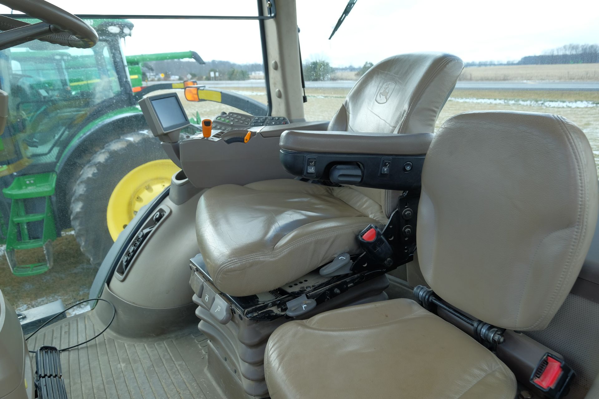 John Deere Tractor 8360 (2011) -1RW8360RCBD047523- 2,596 hours, 360 hp, mwfd ,ivt transmission - Image 10 of 14