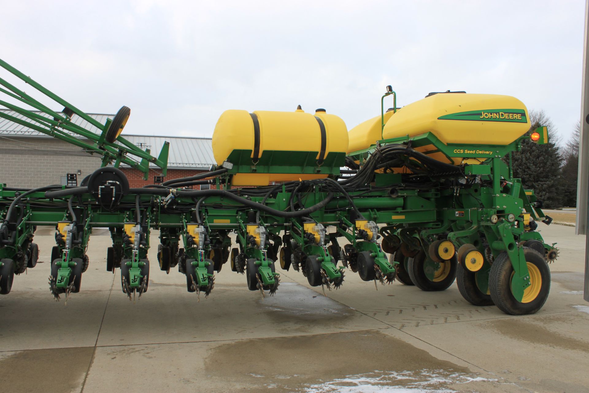 Planter 1770 (2013) - A01770CPDM755335 - 24 row 30"row spacing, active pneunamatic down force - Image 2 of 6