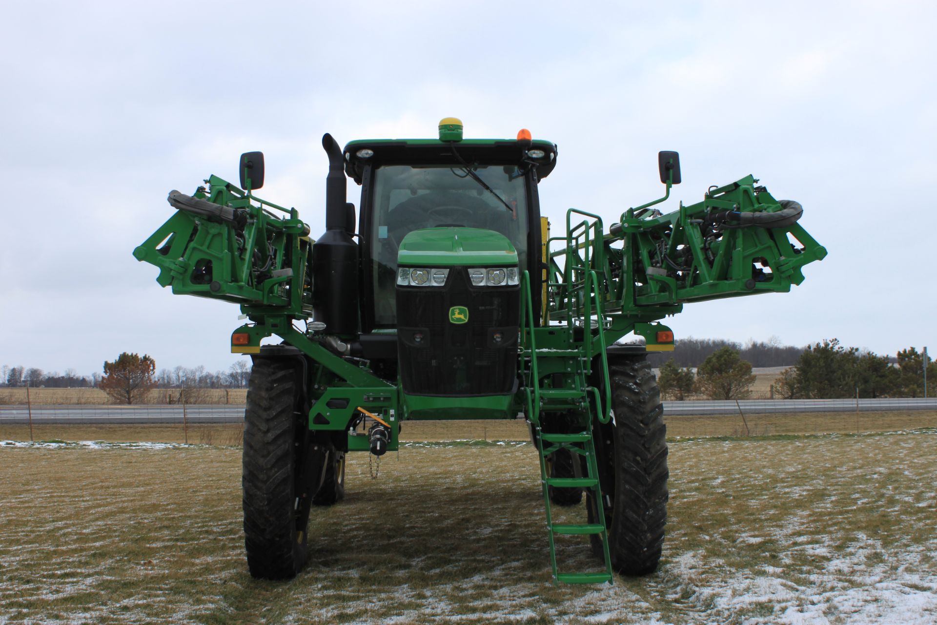 John Deere R4045 Sprayer (2016) - 1N04045RLF0011231 - 216 hours, 1200 gallon liquid sysem( - Image 2 of 11