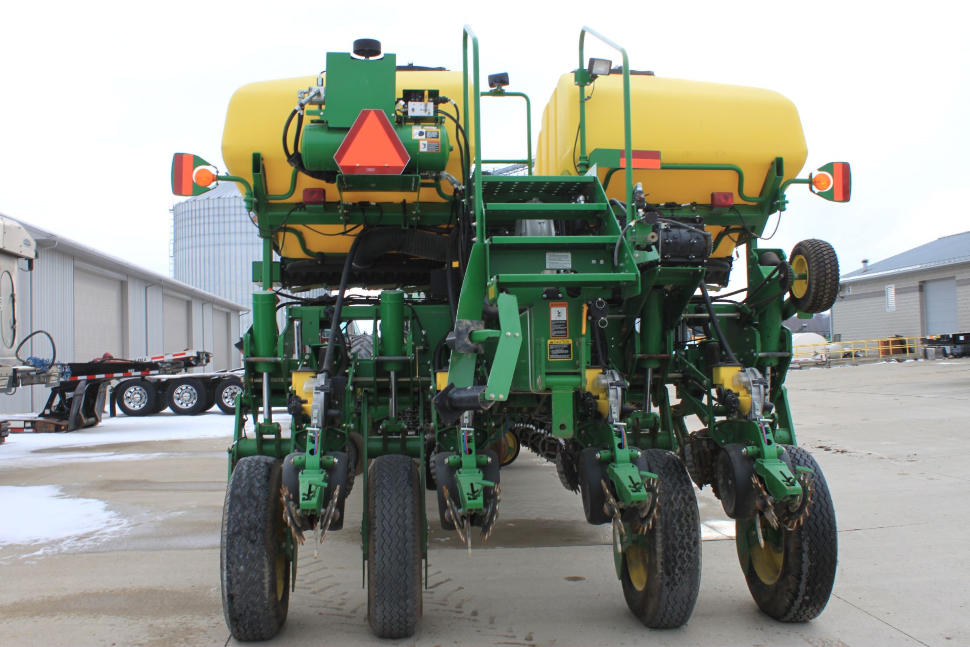 Planter 1770 (2013) - A01770CPDM755335 - 24 row 30"row spacing, active pneunamatic down force - Image 4 of 6