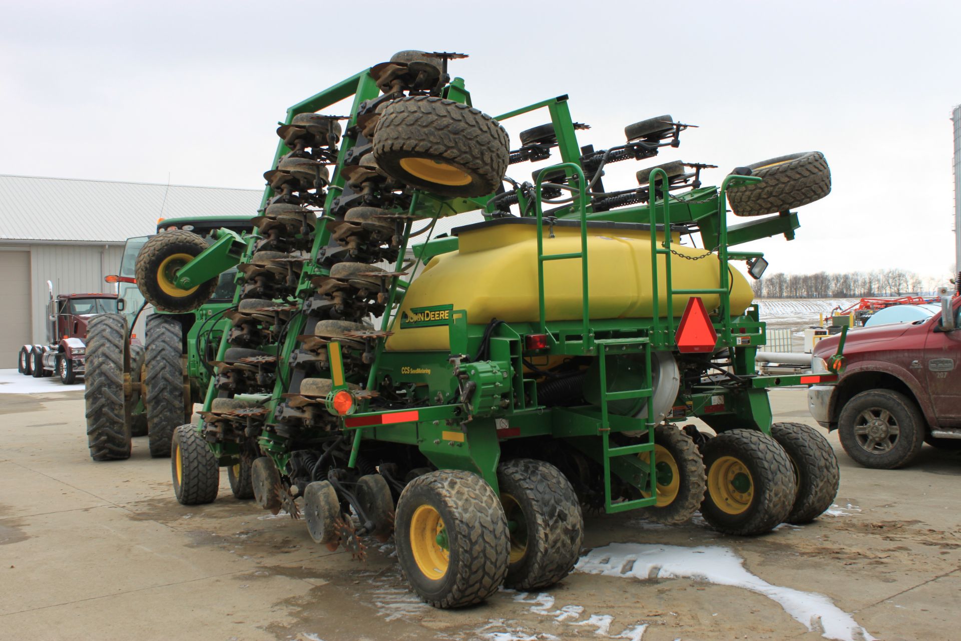 John Deere 1990CCS Air Seeder 30' (2012) - 1A811990DCBF 745169 - 30 ' air seeder, 7.5" or 15" row - Image 3 of 8