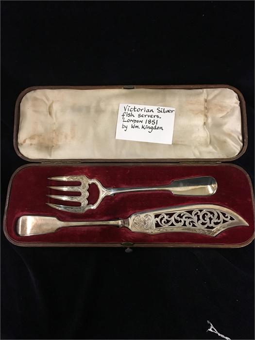 A set of boxed Victorian silver hallmarked fish servers London 1851