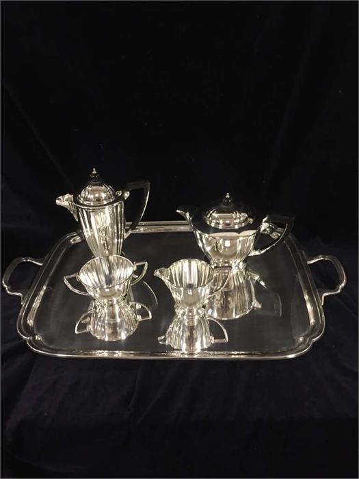 A Mappin and Webb silver plated tea service with tray, teapot, hotwater jug, sugar bowl and milk - Image 4 of 4