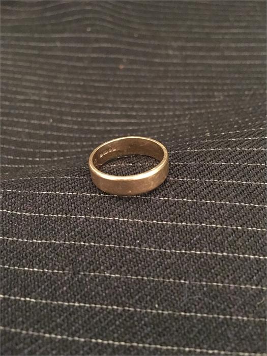 A 9ct gold Wedding Band (3.4g)