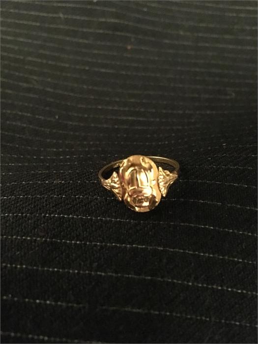 An Arabian gold scarab ring (2.4g) total weight