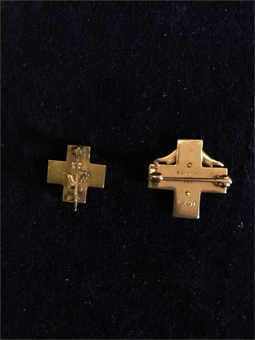 A 14ct gold pin 'Bellevue 1910' (2.6g) and A solid gold pin MTS '10 (1.6g) - Image 2 of 2