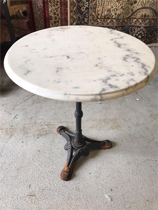 A cast iron tripod table with circular bevelled white marble top - Image 4 of 4