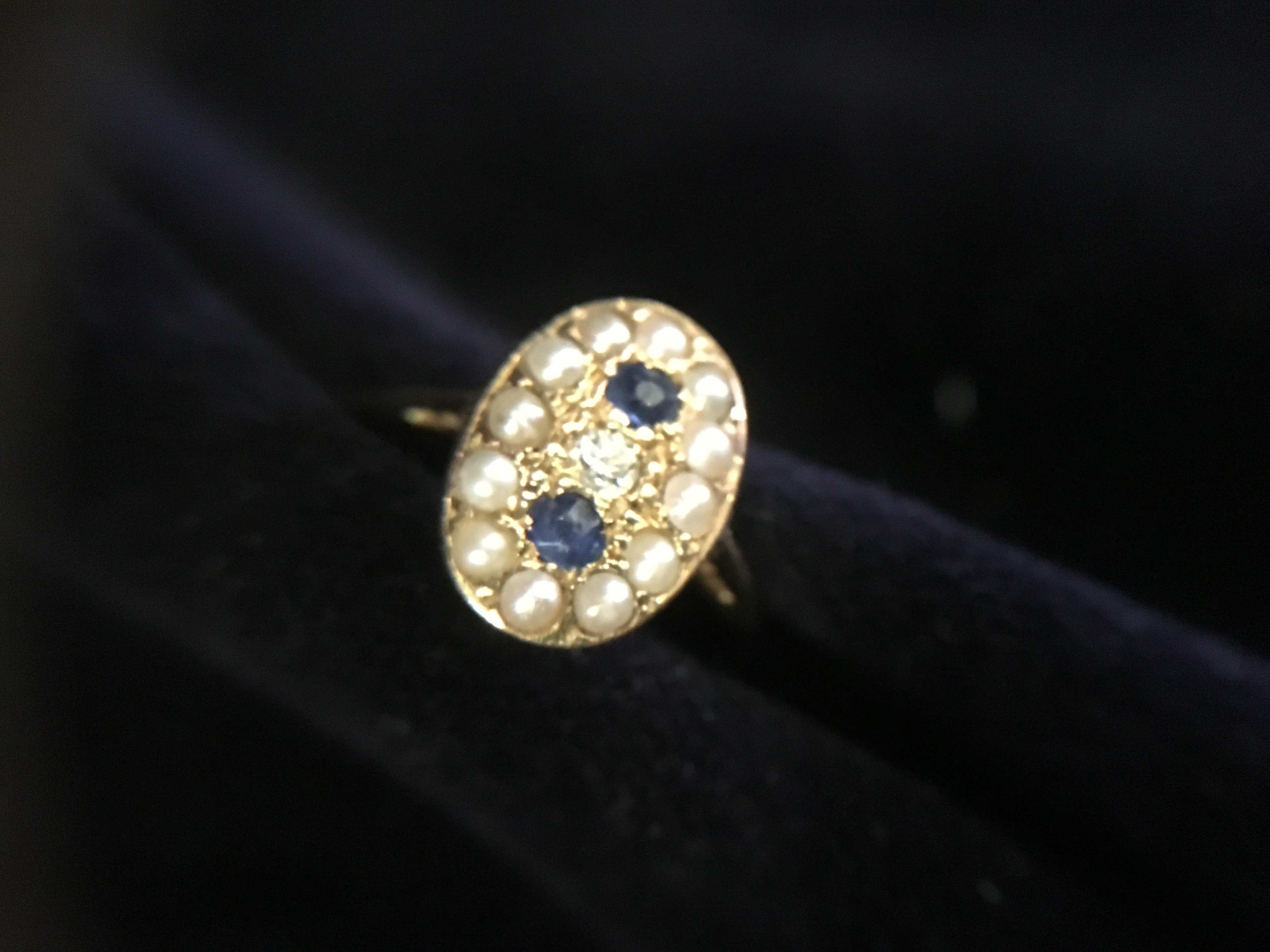 An sapphire and pearl vintage ring set in an 18ct gold mount.
