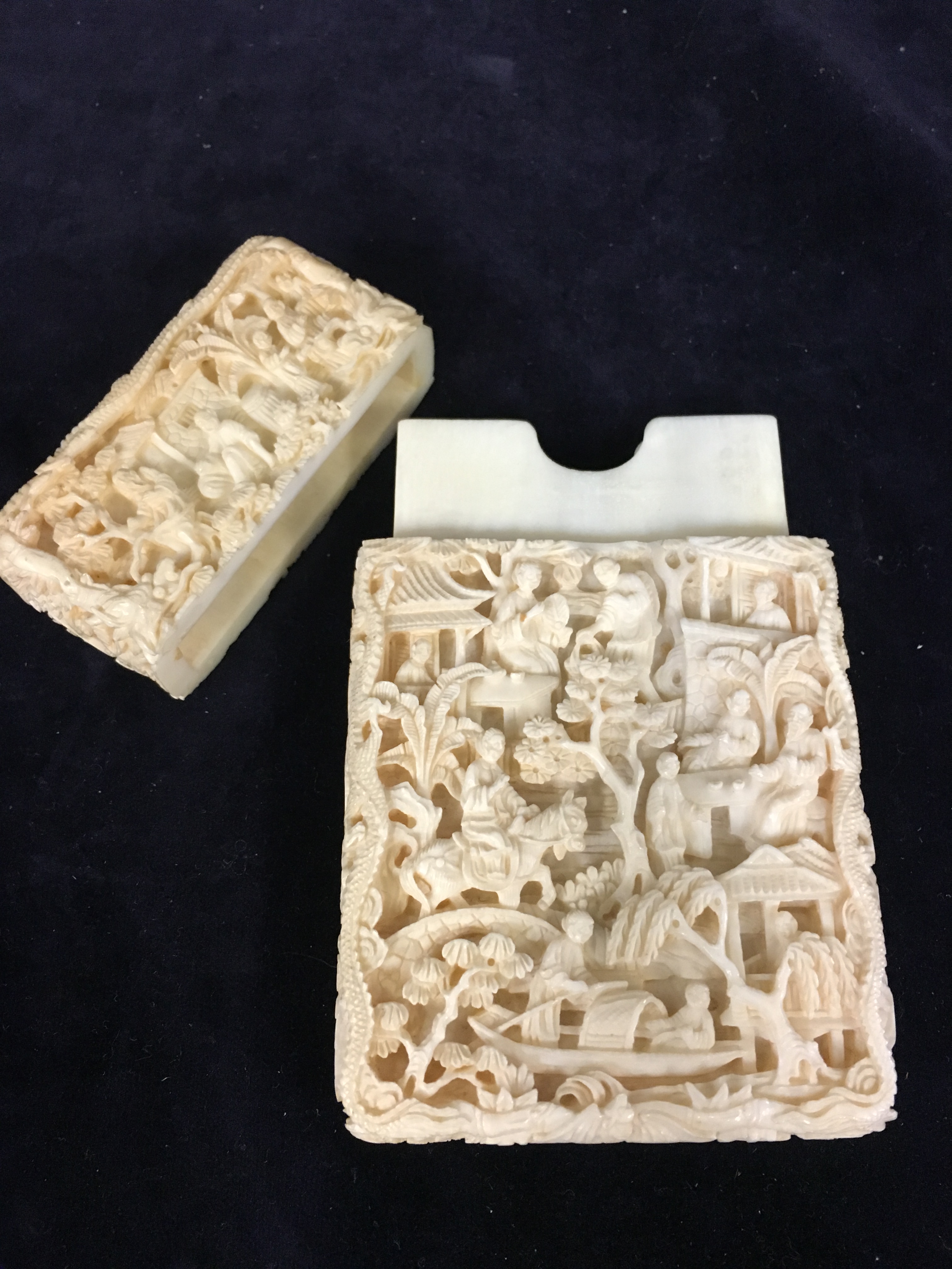 An Antique Japanese carved ivory card case. - Image 7 of 8