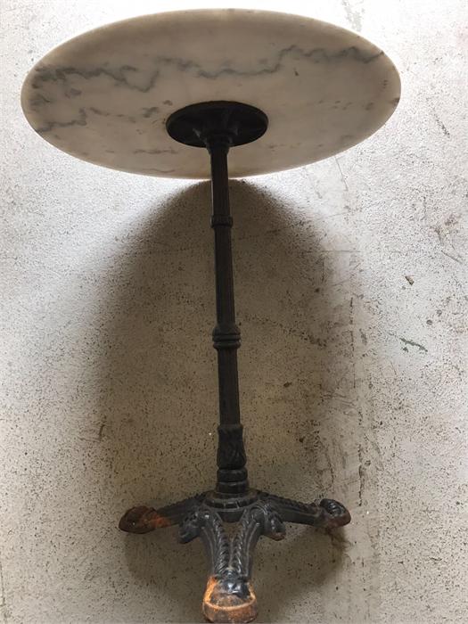 A cast iron tripod table with circular bevelled white marble top - Image 2 of 4