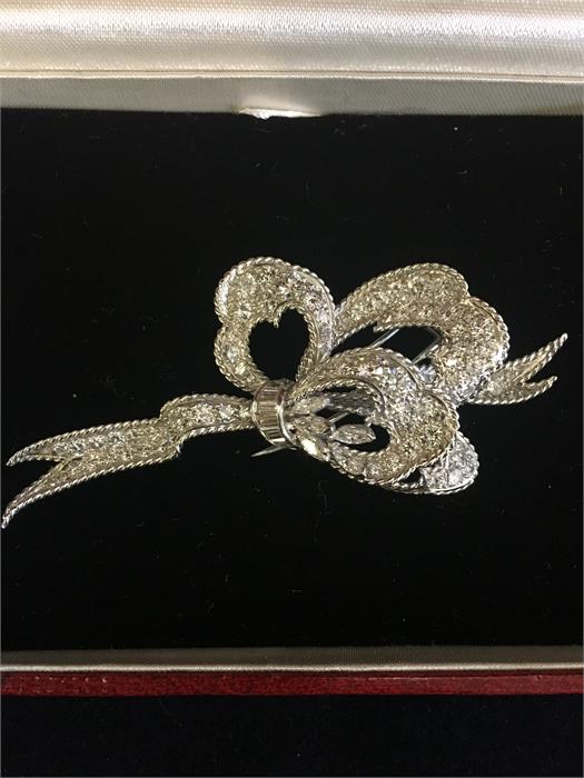Diamond set platinum rope edged stylised ribbon bow brooch by Sterle of Paris. Dimensions 35 x - Image 2 of 2