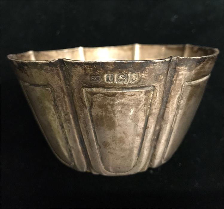 A silver bowl, hallmarked London 1914-15 (137g)