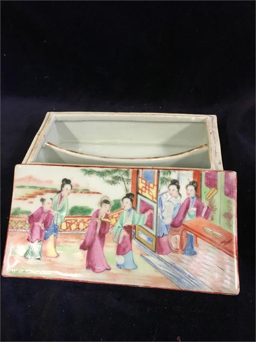 A Chinese 'Canton Famille Rose' Box - Image 2 of 3
