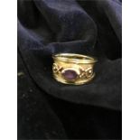 A gold ring with amethyst stone (7.6g)