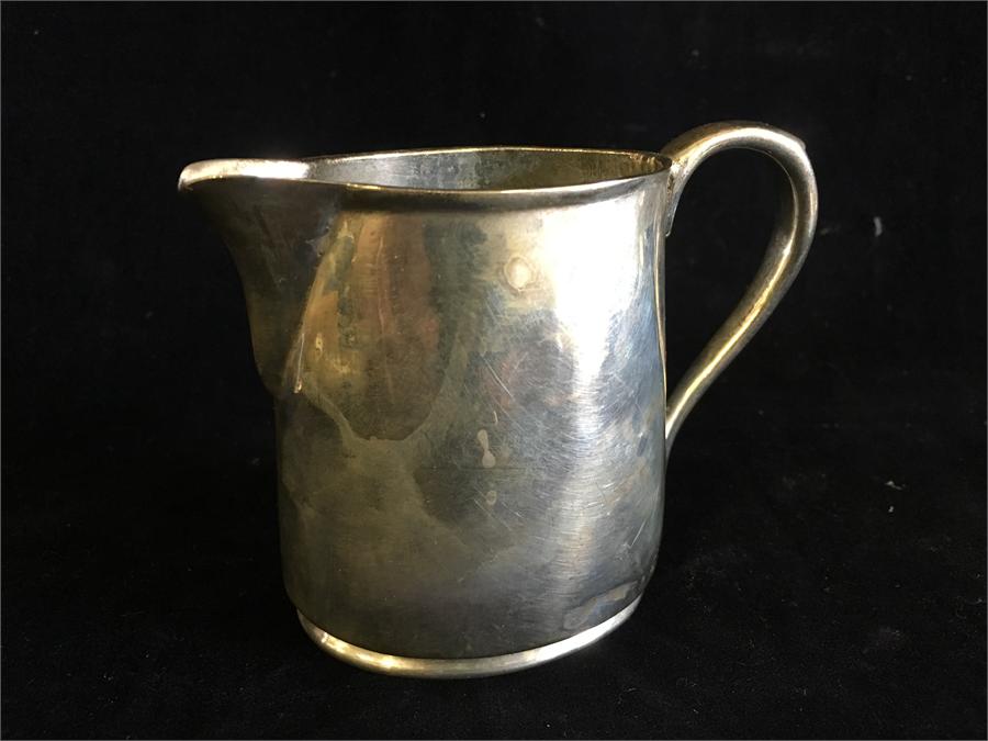 A silver milk jug (122.5g)