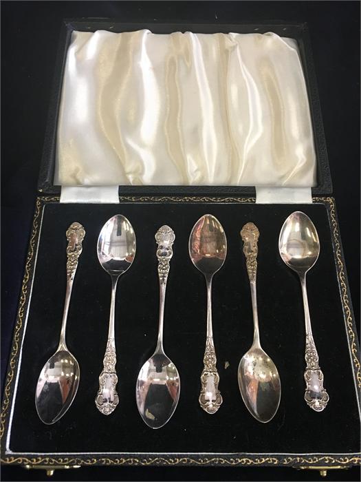 A boxed set of six silver teaspoons (41.3g)