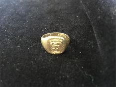A 9ct gold signet ring (4.6g)