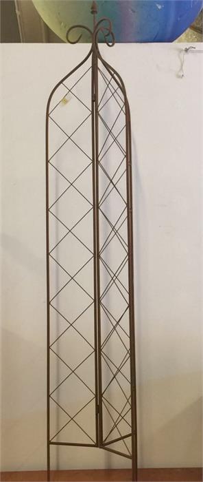 A 6' folding lattice garden spire