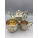 A Silver tea set comprising a teapot, milk jug and sugar bowl. Hallmarked Glasgow 1902/3 (555g)