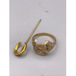A 9ct gold ring and horseshoe lapel pin (Total Weight 4.59g)