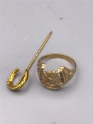 A 9ct gold ring and horseshoe lapel pin (Total Weight 4.59g)