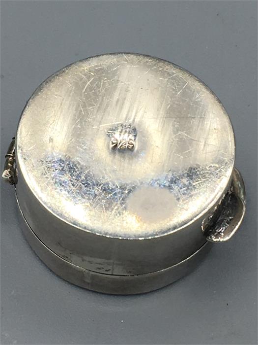 A small silver pill box with 1865 Peruvian 1 Dinero coin inset to lid - Image 2 of 2