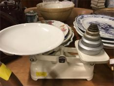 A set of cream kitchen scales with weights