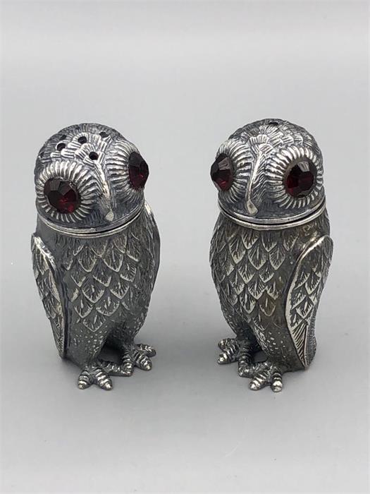 A Pair of 800 silver owl condiments with glass eyes - Image 2 of 2