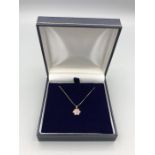 A 14ct yellow gold pendant necklace in a daisy style