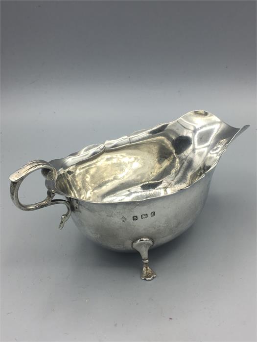 A Silver sauceboat hallmarked Birmingham 1905 (92g) - Image 2 of 2