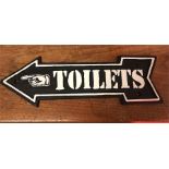 A cast iron Toilet arrow sign