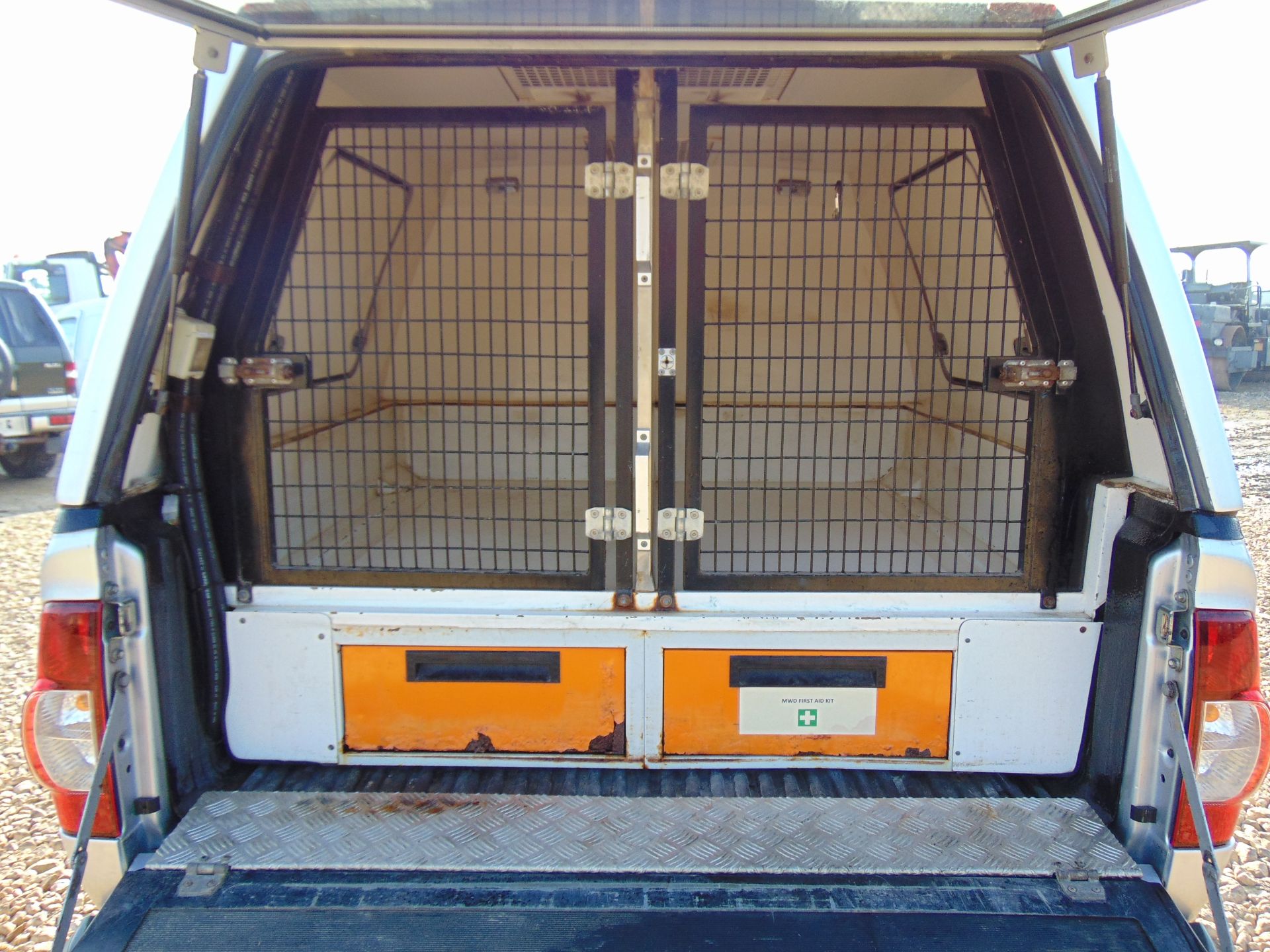 Isuzu D-Max Double Cab 2.5 Turbo Diesel 4 x 4 complete with twin rear dog cage fitted - Image 17 of 20