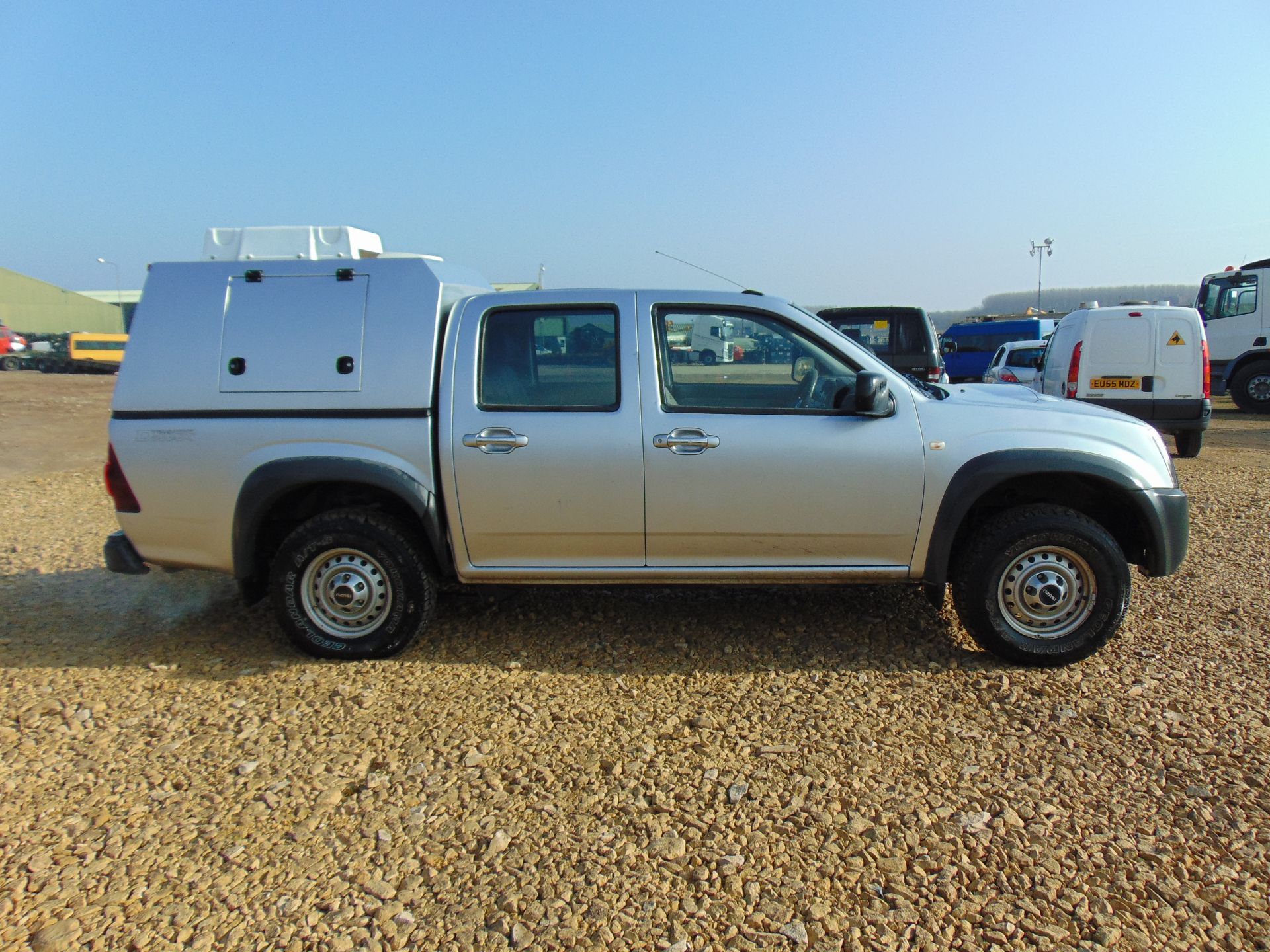 Isuzu D-Max Double Cab 2.5 Turbo Diesel 4 x 4 complete with twin rear dog cage fitted - Image 5 of 20