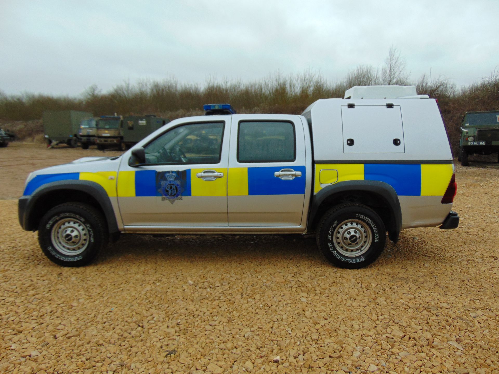 Isuzu D-Max Double Cab 2.5 Turbo Diesel 4 x 4 complete with twin rear dog cage fitted - Image 4 of 18