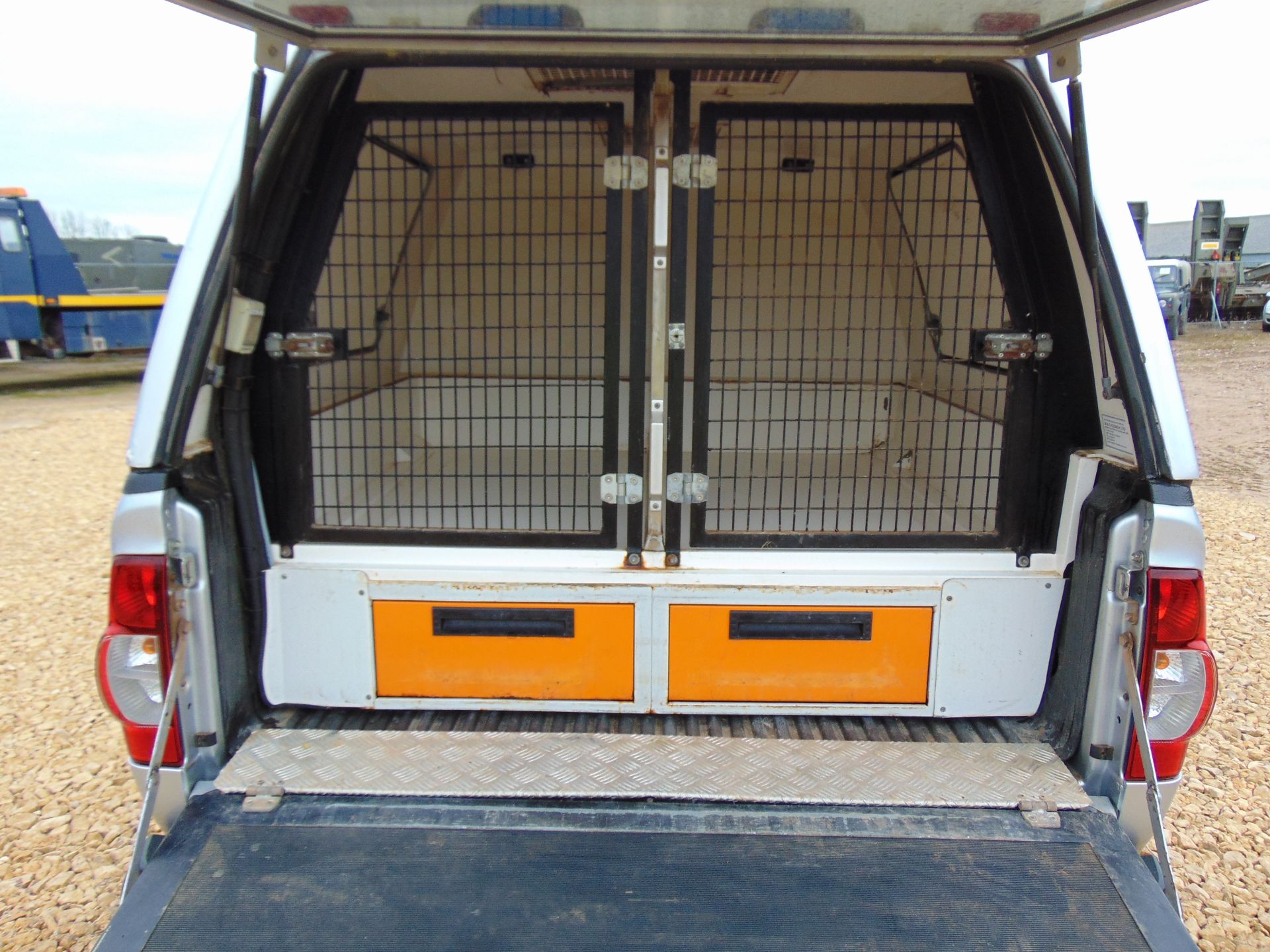 Isuzu D-Max Double Cab 2.5 Turbo Diesel 4 x 4 complete with twin rear dog cage fitted - Image 16 of 18