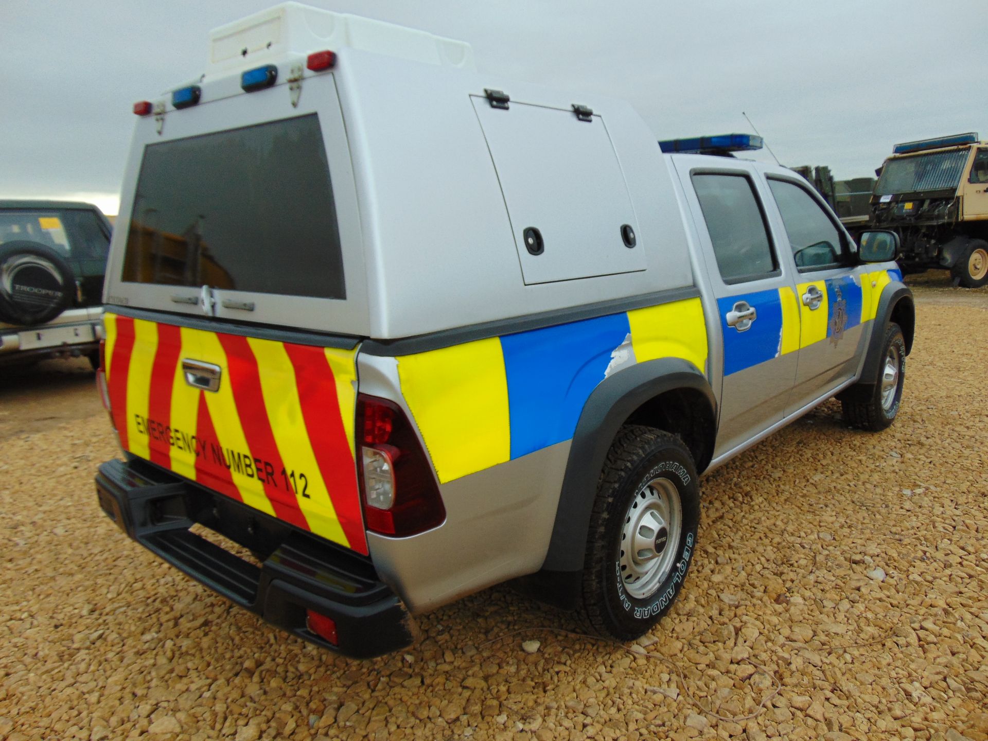 Isuzu D-Max Double Cab 2.5 Turbo Diesel 4 x 4 complete with twin rear dog cage fitted - Image 6 of 18