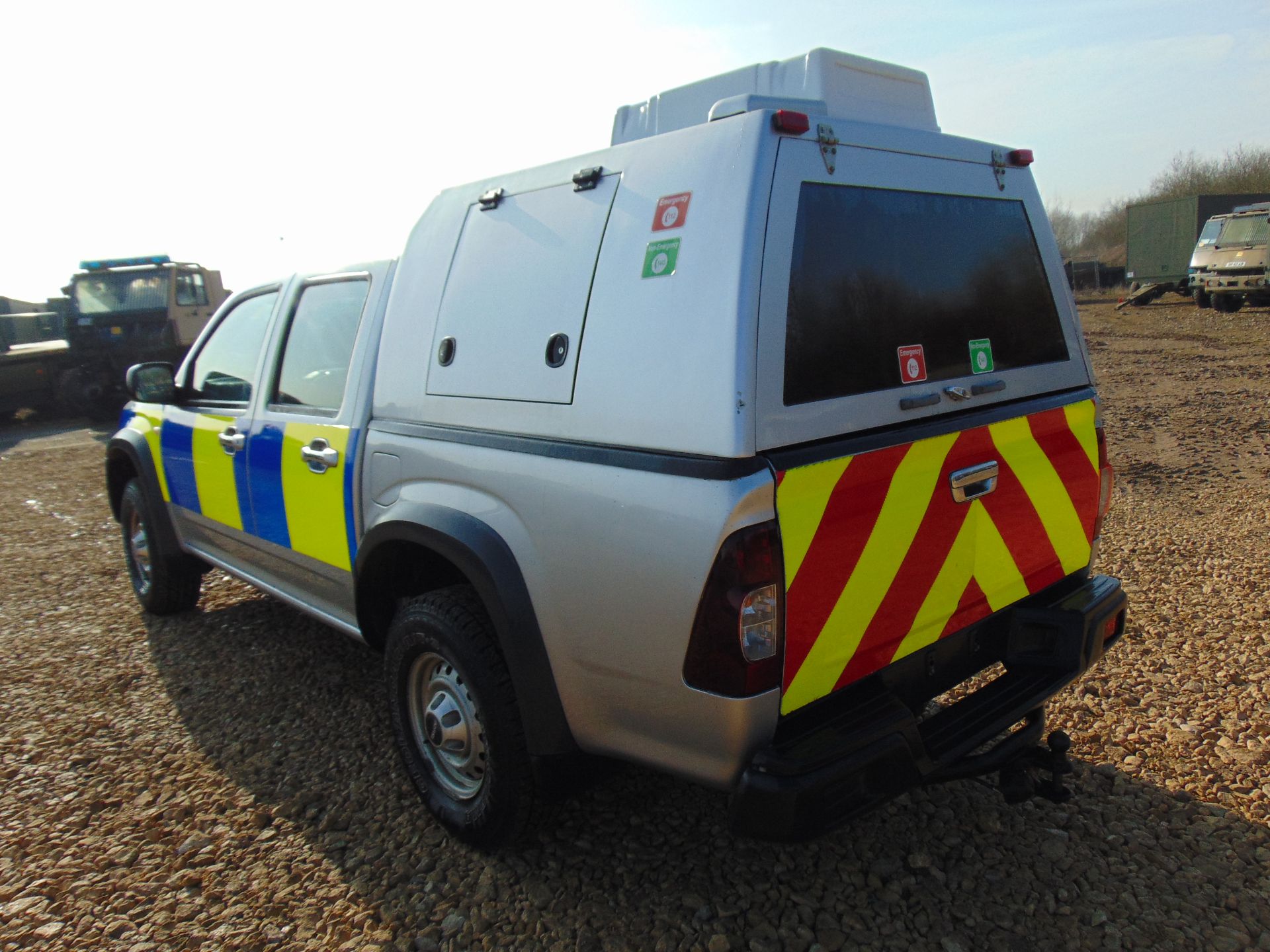 Isuzu D-Max Double Cab 2.5 Turbo Diesel 4 x 4 complete with twin rear dog cage fitted - Image 8 of 19