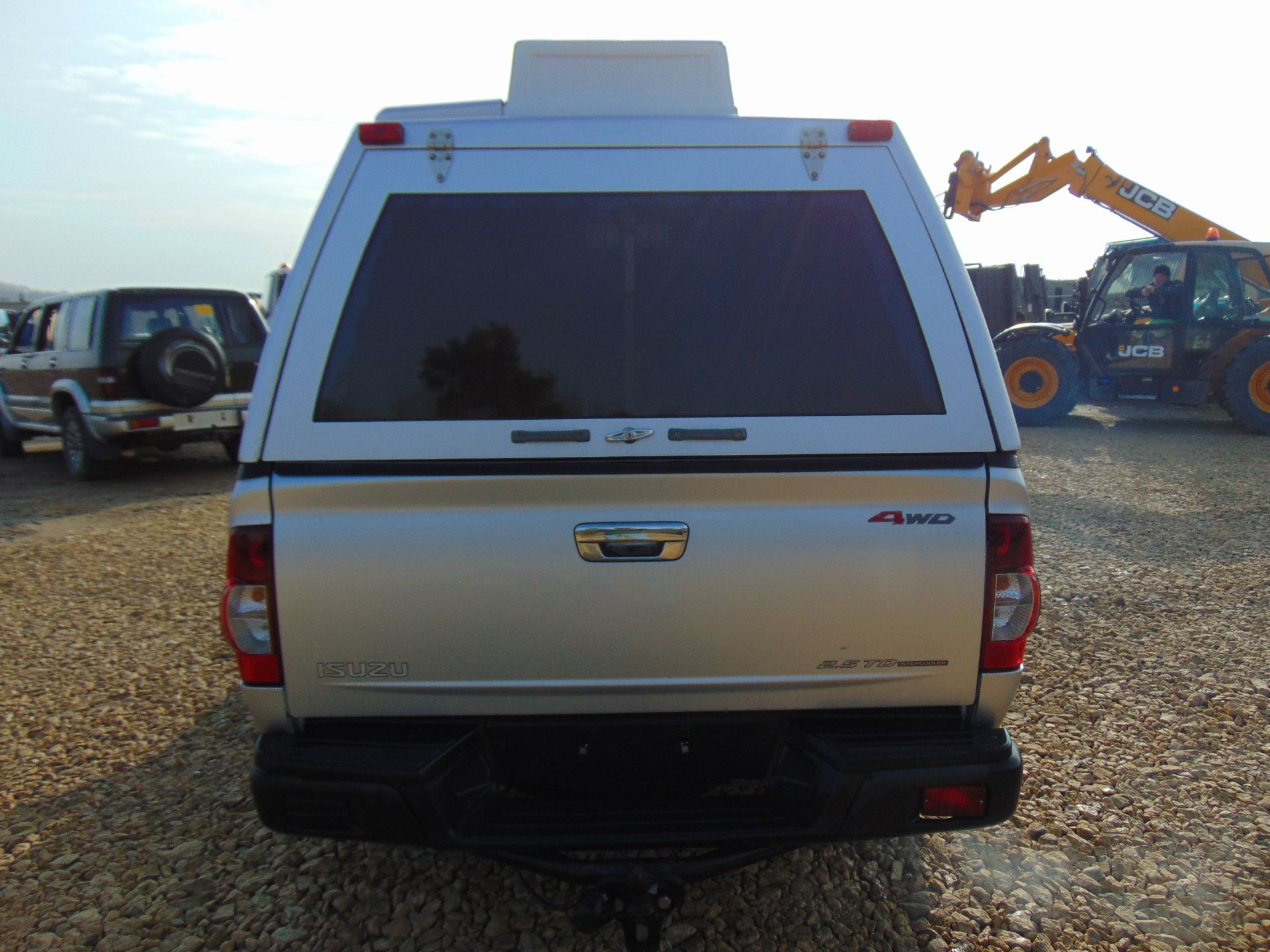 Isuzu D-Max Double Cab 2.5 Turbo Diesel 4 x 4 complete with twin rear dog cage fitted - Image 7 of 21