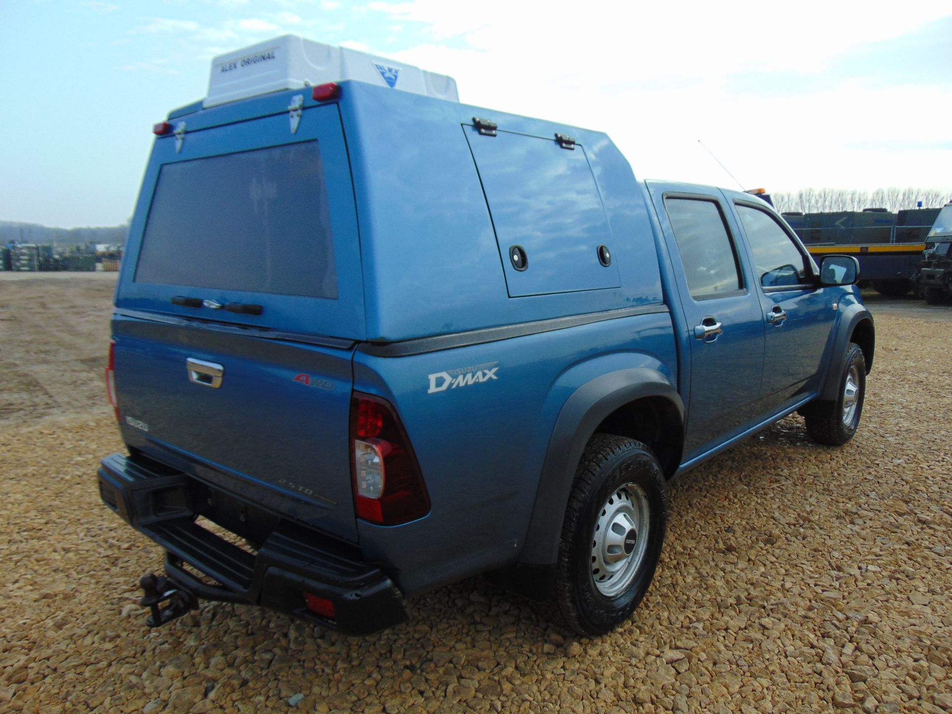 Isuzu D-Max Double Cab 2.5 Turbo Diesel 4 x 4 complete with twin rear dog cage fitted - Image 6 of 21