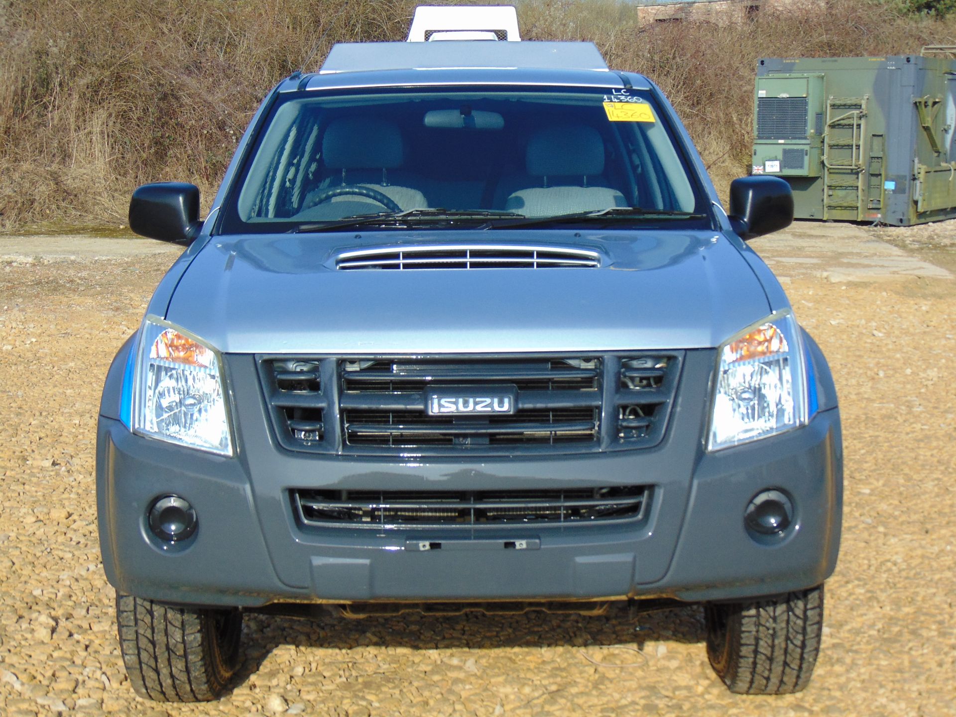 Isuzu D-Max Double Cab 2.5 Turbo Diesel 4 x 4 complete with twin rear dog cage fitted - Image 2 of 19