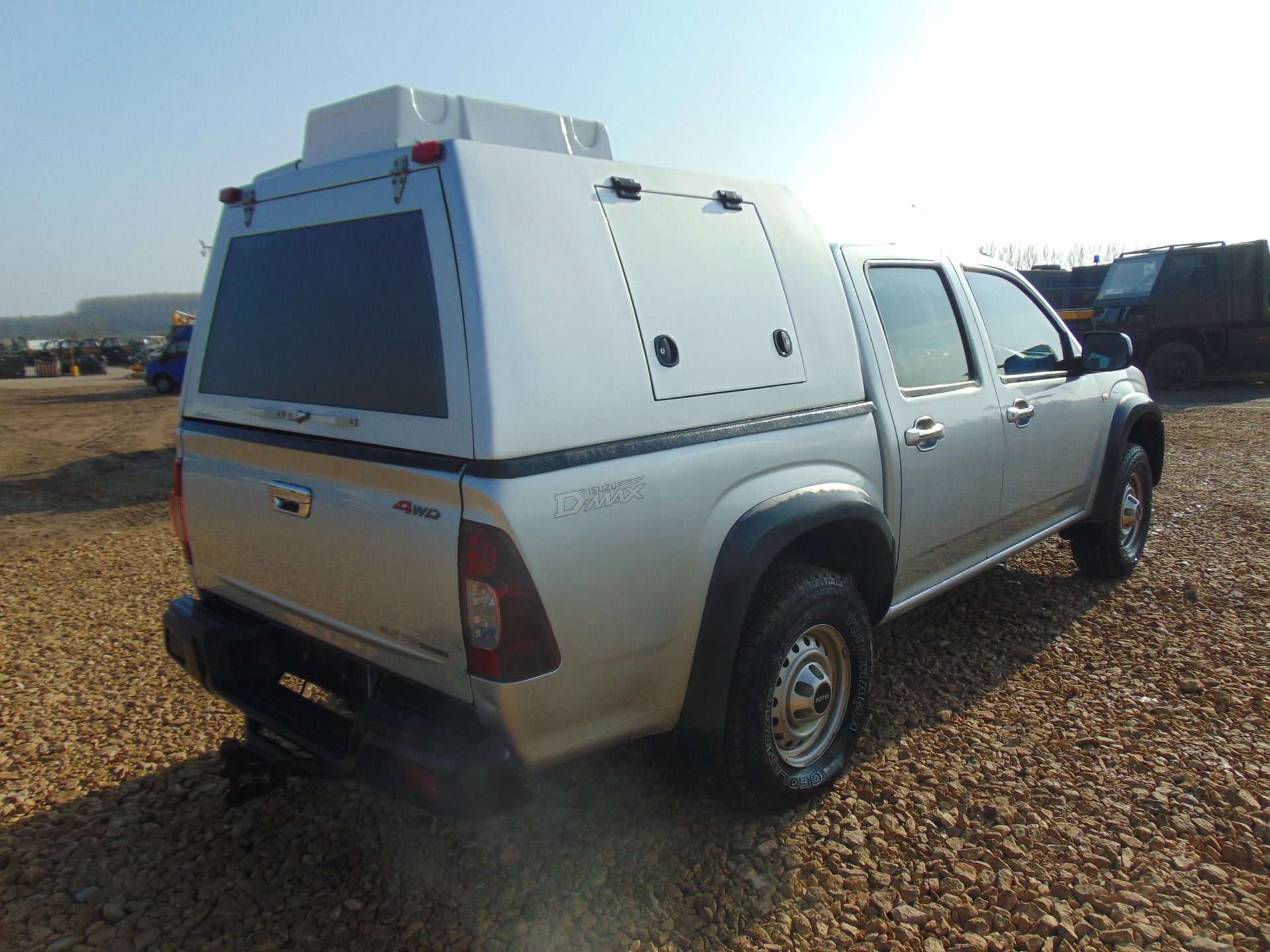 Isuzu D-Max Double Cab 2.5 Turbo Diesel 4 x 4 complete with twin rear dog cage fitted - Image 6 of 20