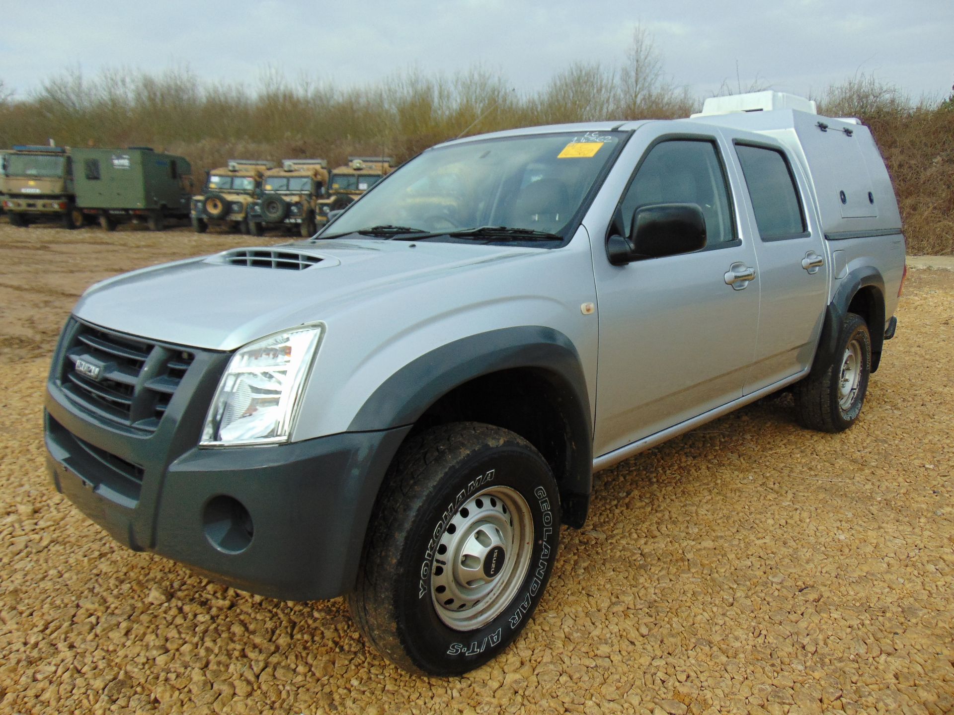 Isuzu D-Max Double Cab 2.5 Turbo Diesel 4 x 4 complete with twin rear dog cage fitted - Image 3 of 20