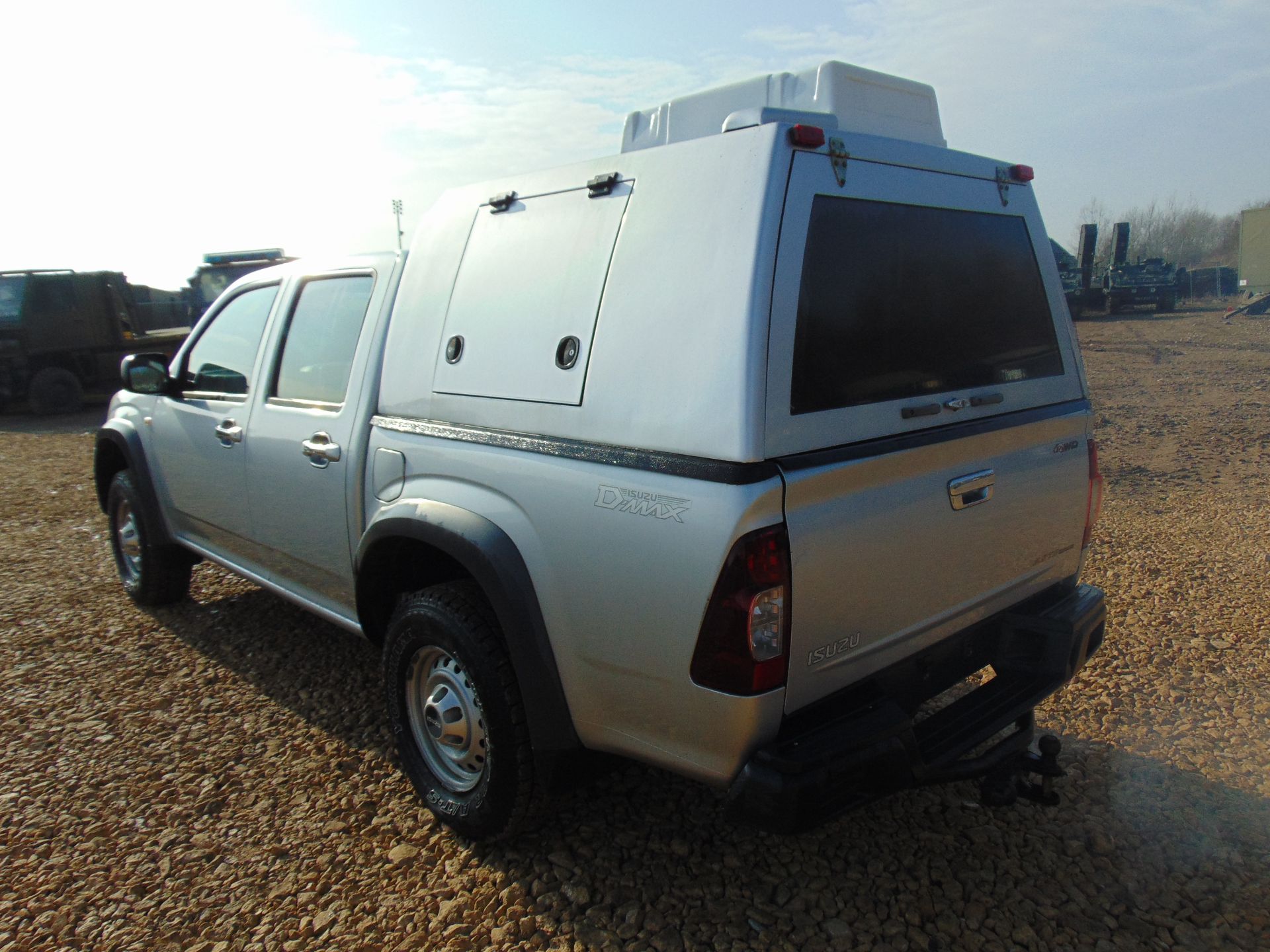 Isuzu D-Max Double Cab 2.5 Turbo Diesel 4 x 4 complete with twin rear dog cage fitted - Image 8 of 20