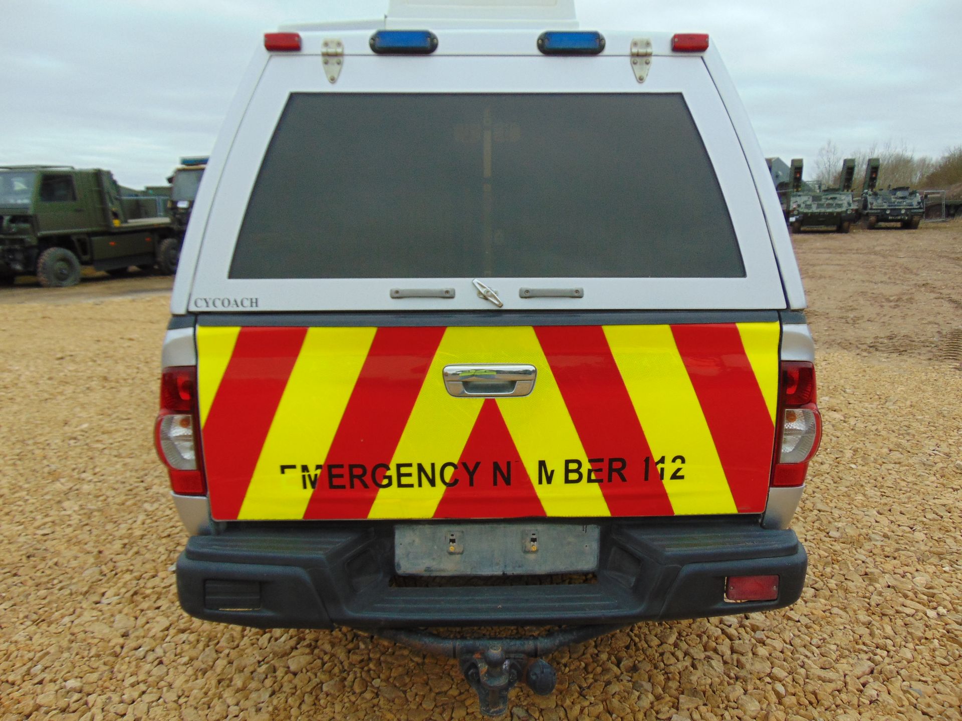 Isuzu D-Max Double Cab 2.5 Turbo Diesel 4 x 4 complete with twin rear dog cage fitted - Image 7 of 19