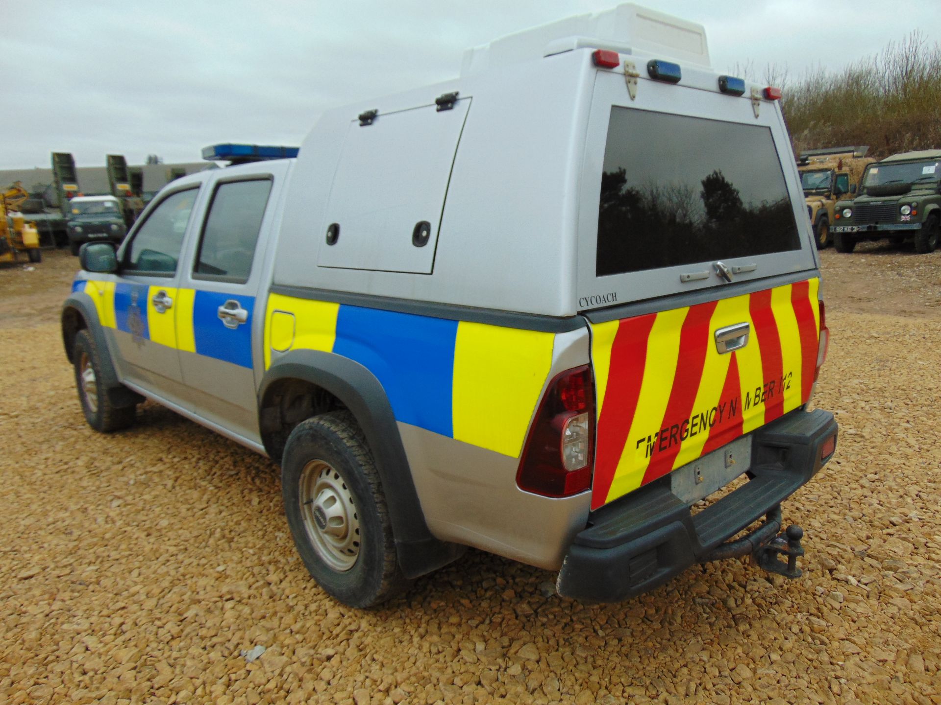 Isuzu D-Max Double Cab 2.5 Turbo Diesel 4 x 4 complete with twin rear dog cage fitted - Image 8 of 19